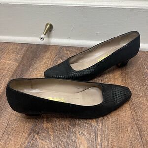 Salvatore Ferragamo DE31350 Black Embossed Leather Low Heel Pumps Size 9.5AA